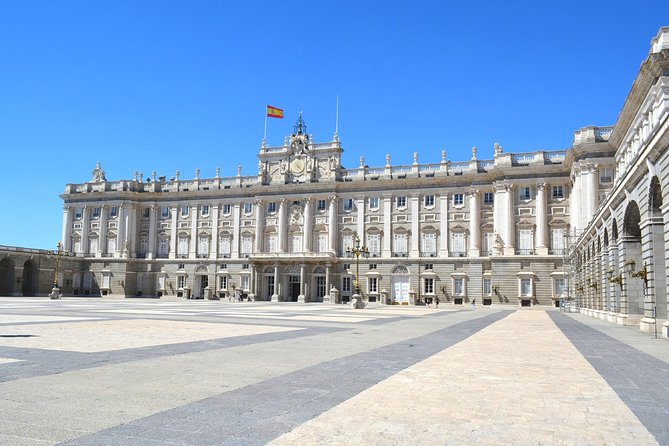 Madrid Royal Palace & Retiro Park Tour with Optional Tapas - Group size, timing, and how to avoid the main stress points