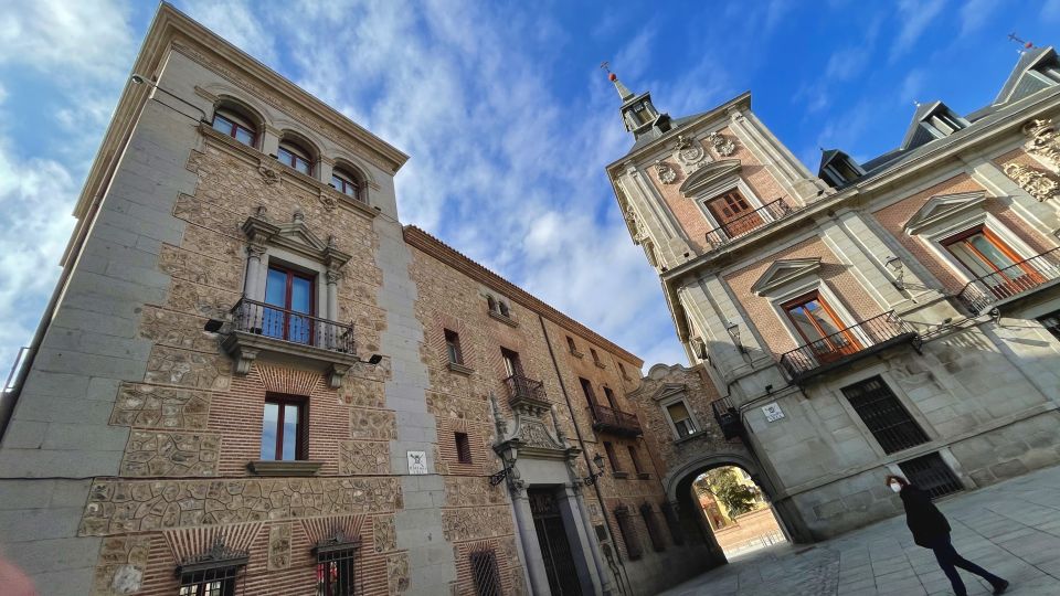 Madrid: Royal Palace Skip-the-Line Guided Tour - Royal Palace tour highlights: courtyards, art collections, and 18th-century architecture