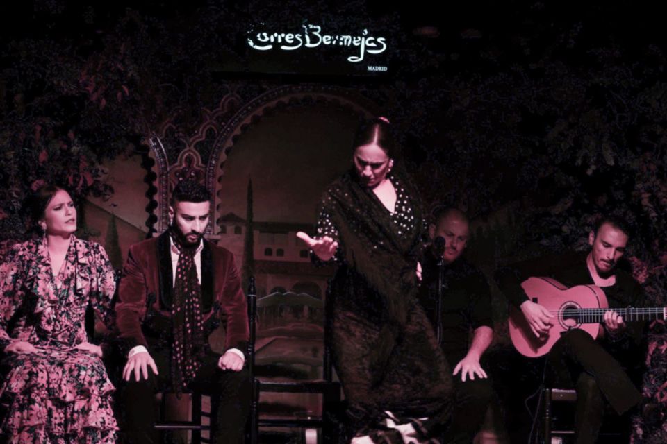 Madrid: Royal Palace Tour, Flamenco Show, & Tapas with Drink - What You Get During the Show: Tapas Pick + Wine or Water