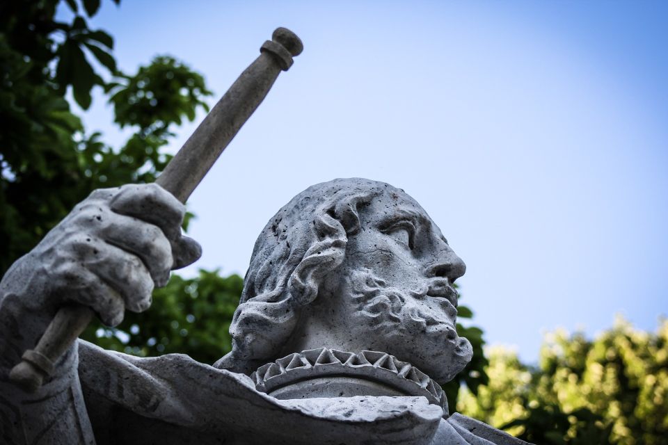 Madrid: Secrets of Retiro Park 2-Hour Walking Tour - Estanque Grande and Paseo de las Estatuas: the park’s big “welcome”