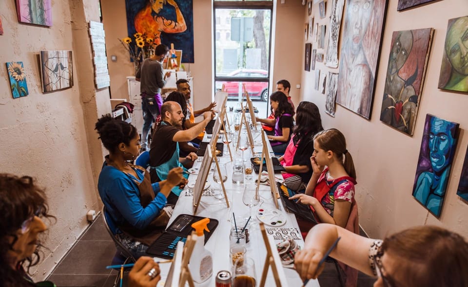 Madrid: Sip&Paint Workshop - Your 2-hour rhythm: what happens from start to finish