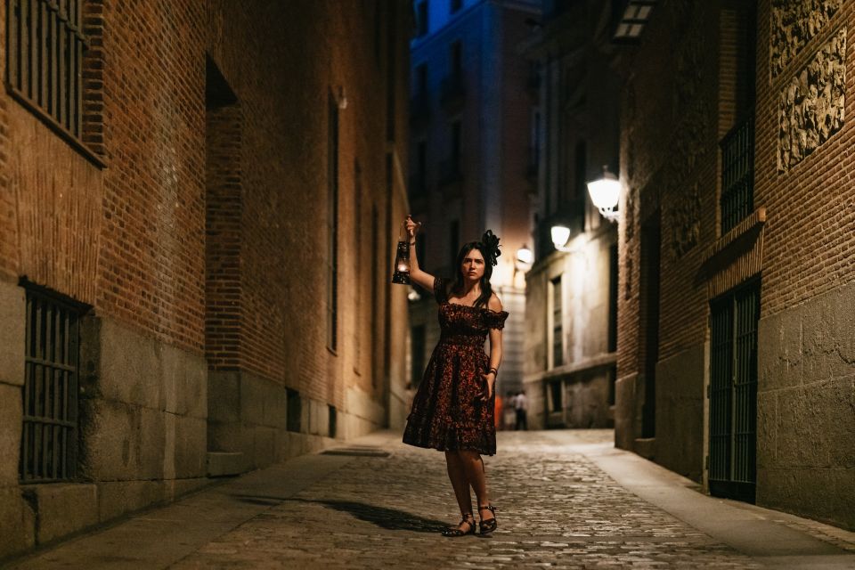 Madrid: Spanish Inquisition and Legends Evening Walking Tour - Storytelling Style: Daniel, Violetta, and the Theatrical Moments