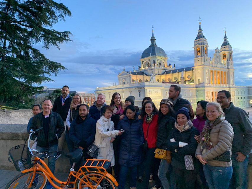 Madrid: Sunset and Night Lights Bike Tour - Meeting point and timing: where the tour starts