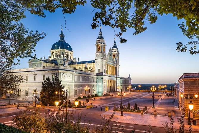Madrid Sunset Walking Tour with Optional Flamenco Show and Dinner - The opening walk from Plaza de Isabel II