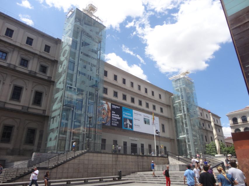 Madrid: Thyssen-Bornemisza & Reina Sofia Private Tour - Walking from the Thyssen to the Reina Sofía in a real Madrid landmark