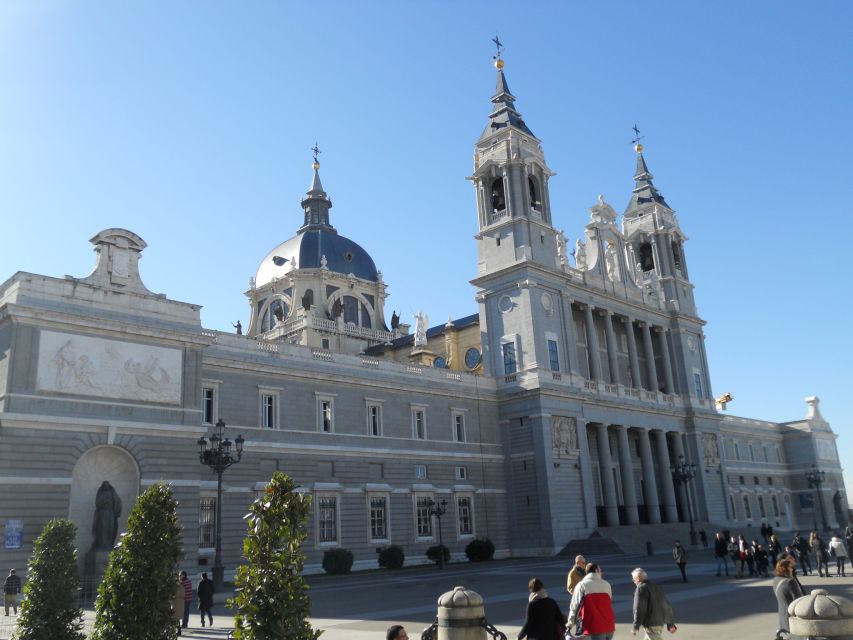 Madrid: Tour of the Historic City Center - Royal Palace and Almudena Cathedral: big monuments, guided context