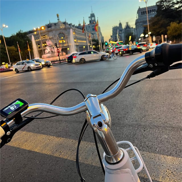 Madrid: Vintage Bike Rental with Tourist Map - A self-guided vintage bike loop that feels like your own Madrid