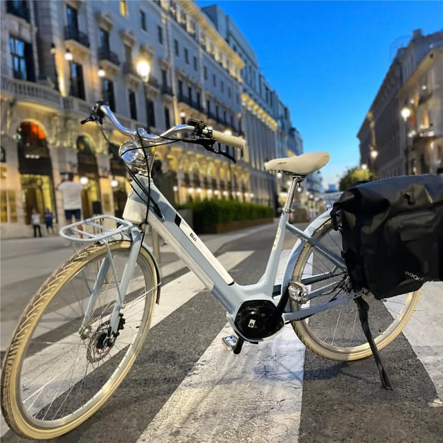 Madrid: Vintage Bike Rental with Tourist Map - The antique-style map: history, facts, and tapas directions in one package