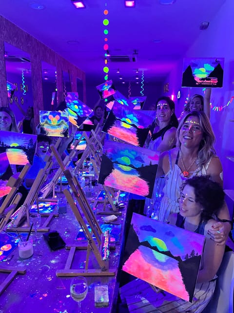 Madrid: Wine Gogh Glow Academy Paint and Sip Classes - Stage 1: walking in to a ready-to-paint setup