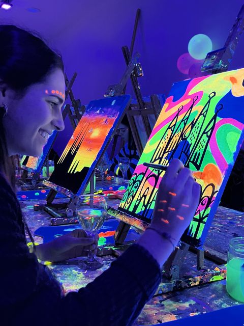 Madrid: Wine Gogh Glow Academy Paint and Sip Classes - Stage 4: instruction flow when you don’t speak Spanish well