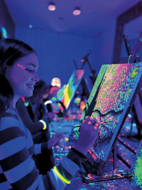 Madrid: Wine Gogh Glow Academy Paint and Sip Classes - Stage 5: taking your canvas home without stress