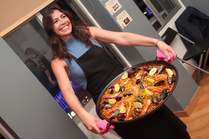 Paella Workshop with Bottomless Sangria in Central Madrid - Bottomless Sangria First: How the Class Gets You Into Spanish Rhythm