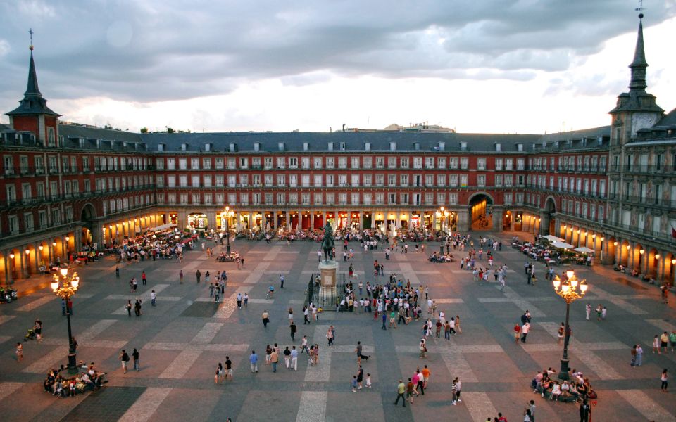 Private Madrid Highlights Walking Tour - Gran Vía and the Metropolis Building: Walking Madrid’s main boulevard
