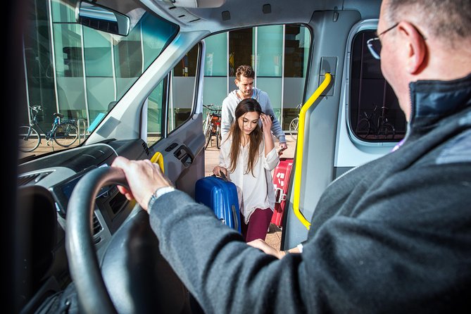 Private transfer departure from City Centre to Madrid Airport - A simple Madrid transfer that starts with being found