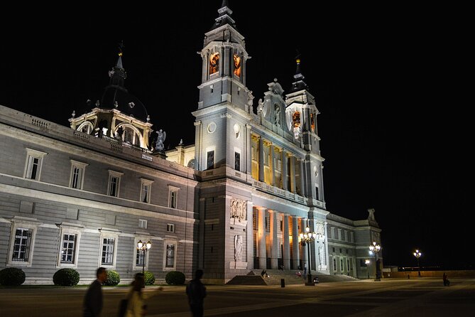 Royal Palace Skip-the-Line Ticket and Guided Tour in Madrid - The Guide Experience: Finding Them and Following the Pace