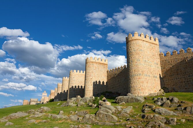 Segovia and Avila Guided Tour and Flamenco Show in Madrid - How much walking is involved, and who should pack smart?