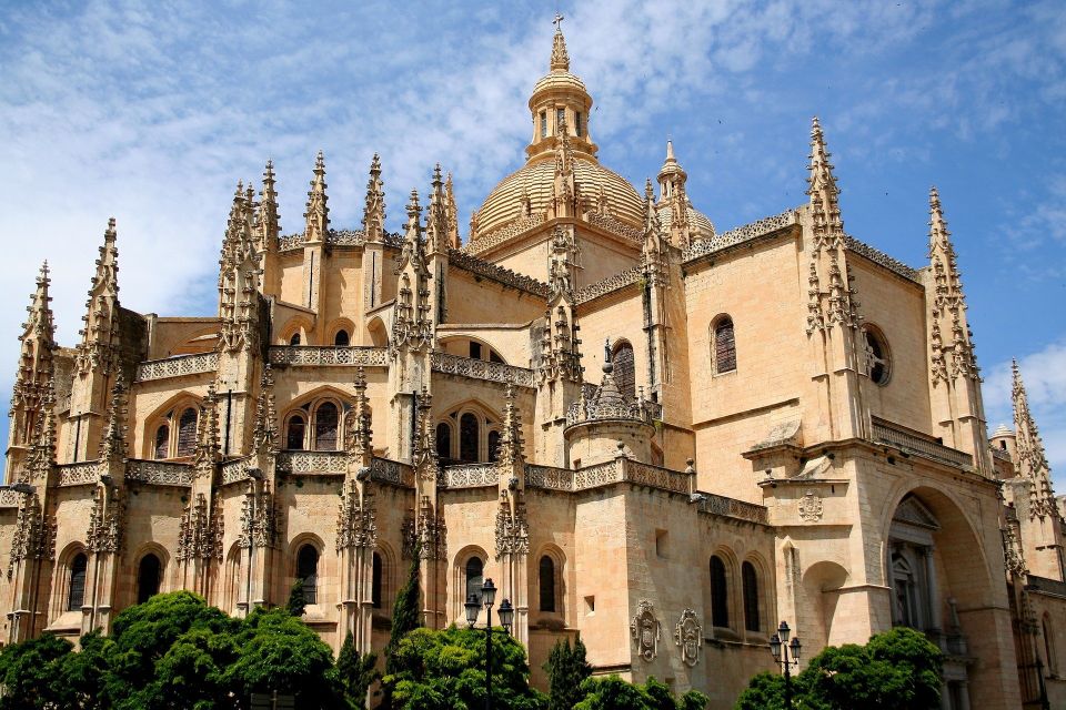 Segovia: Guided Walking Tour with Alcázar Entry - Alcázar entry at the end: rooms, kings and queens, and what to watch for