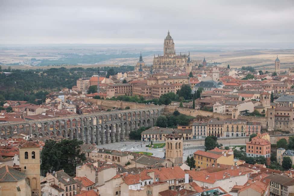 Segovia: Hot-air balloon ride with cava toast & picnic - The Flight: Aqueduct, Alcázar, and Cathedral From Above