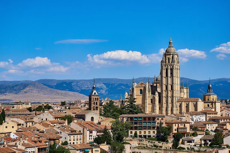 Segovia - Old Town tour including Castle visit - Plaza Mayor and the Cathedral: Gothic Grandeur in the Main Square
