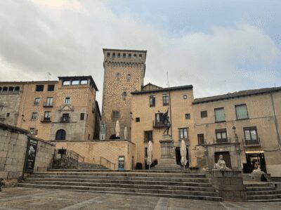Segovia: private tour with Alcazar, Cathedral and wine tasting - Segovia on foot: guided orientation before the big monuments
