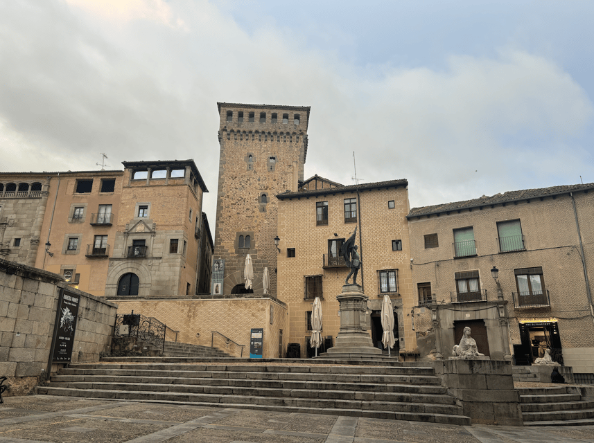 Segovia: private tour with Alcazar, Cathedral and wine tasting - Segovia on foot: guided orientation before the big monuments