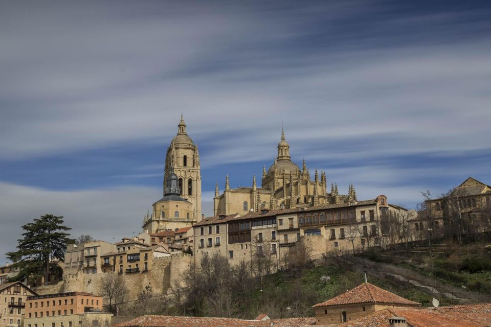 Segovia: Self-Guided Audio Tour on Your Phone - Following the cathedral area: how the audio guides what to look for