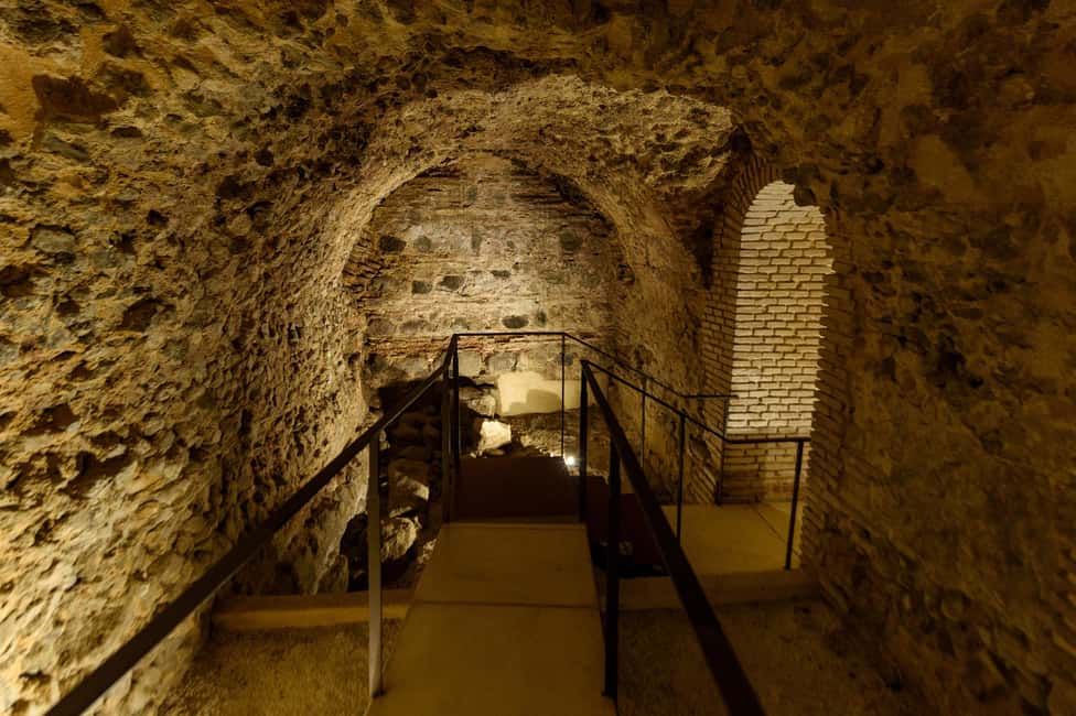 Subway Toledo: night tour 4 subways including Thermae - Meeting at Rutas de Toledo: find the office behind the Cathedral