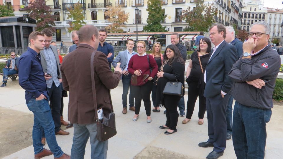 Tapas Crawl in Madrid Historical Quarter for Lunch or Dinner - The guides: why the storytelling matters to your meal