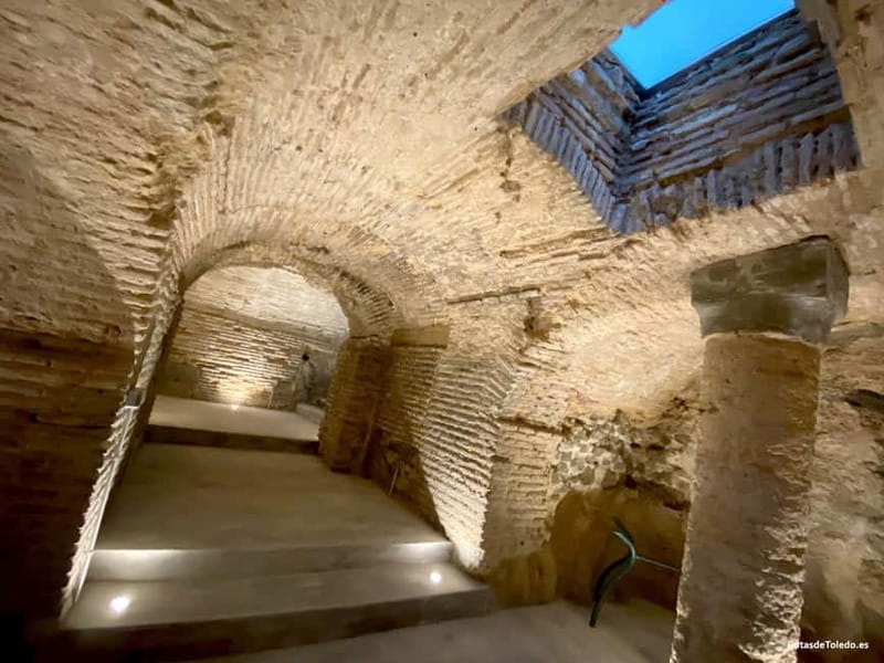 Toledo Mágico, the original night route: mystery, curiosities and secrets - Stop 1: starting behind the Cathedral area at Sixto Ramón Parro