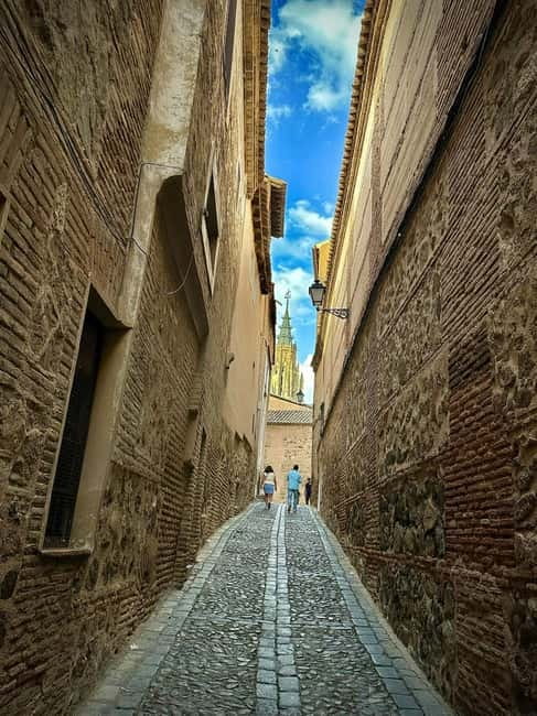 Toledo Mágico, the original night route: mystery, curiosities and secrets - The main walk through Toledo (about 30 minutes): monuments, steep lanes, and close-to-the-action views