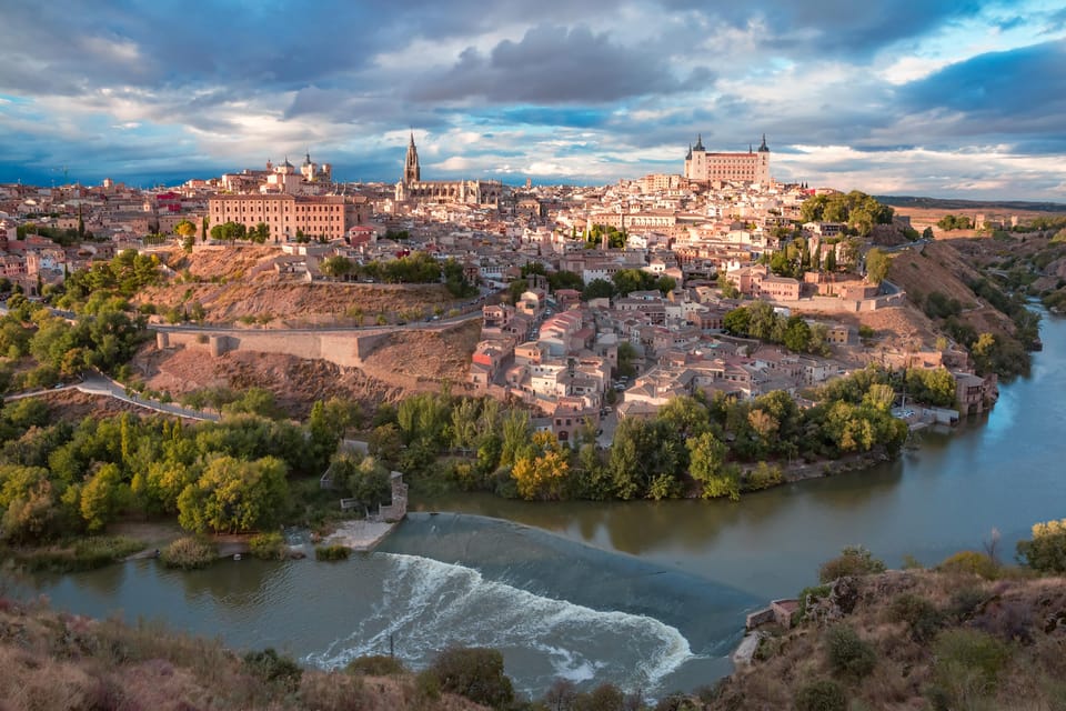 Toledo: Monumentos esenciales: Alcazar, Catedral, Sinagoga - Jewish Quarter: signage that helps you navigate and understand