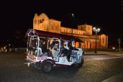 Tour Guiado En Tuk Tuk Recorre Avila De La Forma Mas Comoda - Torreón de los Guzmanes and the Cathedral Area: Listening Makes the City Click