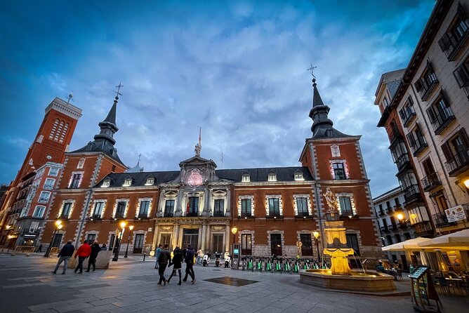 Tour "Madrid of the Austrias" | Old Town ❤️ - Almudena Cathedral: a modern face with older roots underneath